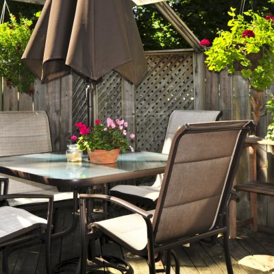 Zestaw ogrodowy: stół krzesła i parasol
